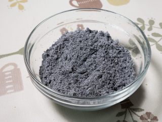 11、黑芝麻卡通汤圆,打好的黑芝麻粉 同软化的黄油搅拌。放入冰箱冷冻10分钟。