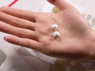 14、黑芝麻卡通汤圆,做造型为了对称，现做成两个大小相同的小球，然后压扁（后面的其他造型方法相同，就不分别拍照了）