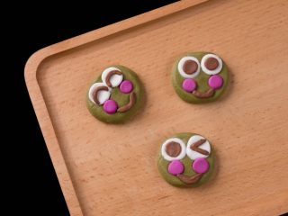 15、黑芝麻卡通汤圆,像不像网红小青蛙，做好万尽快冷冻