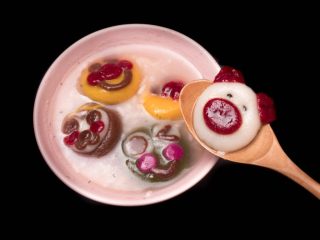 19、黑芝麻卡通汤圆,煮好后的小猪