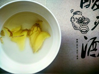 1、京酱肉丝,切3片姜，用刀背拍碎，放入碗中倒入少许清水浸泡一会