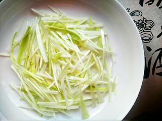 5、京酱肉丝,这道菜炒起来非常快，所以要先把葱丝切好摆盘备用