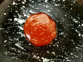 7、京酱肉丝,就着锅底剩余的油，再加入少量的香油，把甜面酱倒入锅中小火慢炒，炒出香味，放入肉丝翻炒均匀