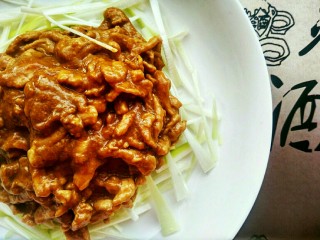8、京酱肉丝,当每根肉丝都被浓浓的酱汁包裹，就可以出锅啦
