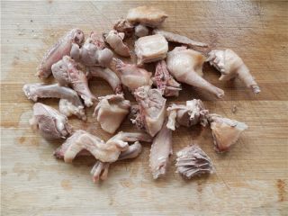 1、当归鸽子汤,将宰杀好的鸽子，去头、脚、臀，清洗干净，切成小块。