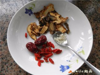 6、当归鸽子汤,将三七、当归、红枣、枸杞洗干净，备好冰糖。