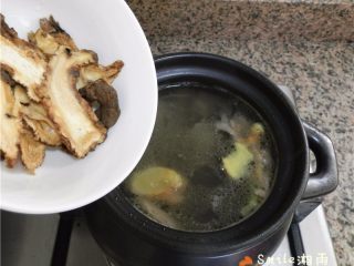 8、当归鸽子汤,放三七、当归各10克。