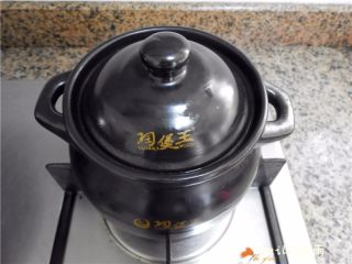 11、当归鸽子汤,盖上锅盖，转小火炖1.5-2小时。我炖了1.4小时，再焖10分钟(砂锅的特性就是蓄热和保温，即使你关了火它还是会在里面咕嘟着)。