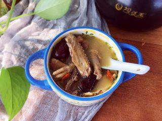 13、当归鸽子汤,适宜季节：四季