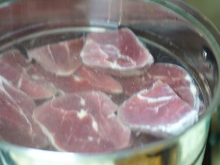 2、卤牛肉,入水稍微煮一下'去掉血水和浮沫。捞出来控水。