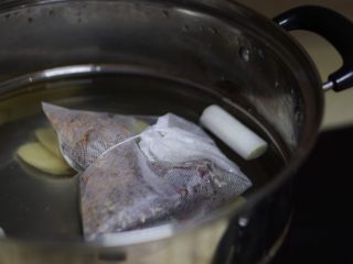 5、卤牛肉,卤水料,先扔进锅里煮。