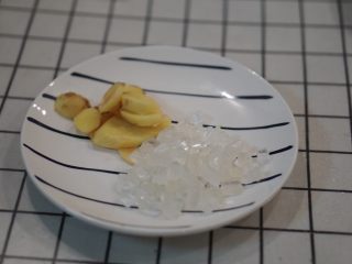 6、卤牛肉,准备冰糖和姜片。