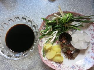5、快速电锅版东坡肉,备好所需用料，鲜味酱油与老抽放在容器内调匀