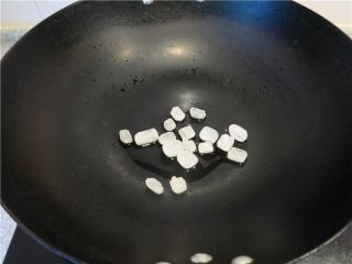 6、快速电锅版东坡肉,炒锅烧热放油，将冰糖放入