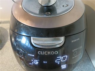 11、快速电锅版东坡肉,盖上盖，选择万能炖程序，时间30分钟可调