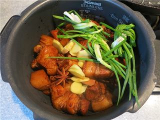 10、快速电锅版东坡肉,将肉放入电饭锅里，加入老黄酒，放上葱姜调料