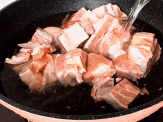 1、红烧羊肉煲,冷水没过羊肉