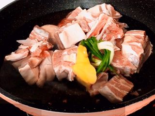 2、红烧羊肉煲,葱 姜放入