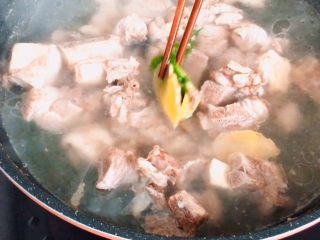 4、红烧羊肉煲,水开后去除葱姜 捞出羊肉清洗干净 沥干水分待用