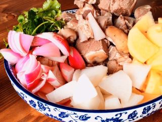 5、红烧羊肉煲,萝卜 土豆 洋葱切块