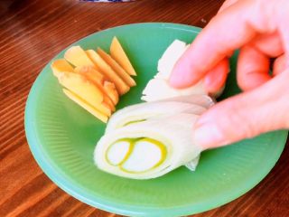 6、红烧羊肉煲,葱姜蒜切片