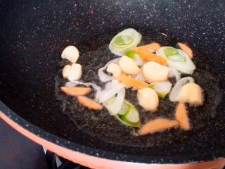 8、红烧羊肉煲,葱姜蒜煸香