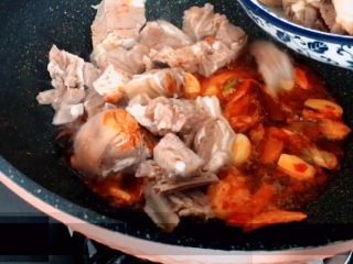 11、红烧羊肉煲,焯好水的羊肉放入