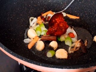 10、红烧羊肉煲,放入一勺郫县豆瓣酱 炒出红油