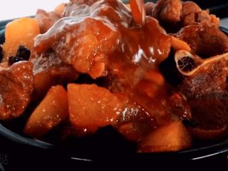 19、红烧羊肉煲,装入砂锅