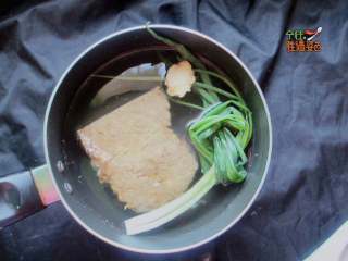 1、灯影牛肉丝,1、把牛肉洗干净,放在清水里把血水泡出来;锅子添水,牛肉冷水下锅,水中加入料酒、姜片、香叶、八角、桂皮、小茴香等大料(都是少量就可以),水沸腾之后转中小火煮40分钟关火,捞出牛肉沥水晾凉