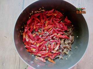 6、灯影牛肉丝,加入辣椒丝、花椒、麻椒