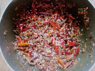 7、灯影牛肉丝,盐适量,白糖1勺,辣椒油1勺,胡椒粉,孜然粉各半勺;再添加鸡精,白芝麻翻炒均匀出锅!