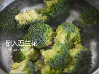 5、西兰花这样做健康又美味，减肥抗癌两不误！,沸水倒入西兰花
