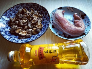 1、香菇辣酱,准备好食材。