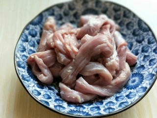 2、香菇辣酱,里脊肉，洗干净切的条。(如果喜欢吃肥肉，也可以买五花肉)我家人都不爱吃肥肉所以我选用的是里脊肉。