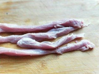 3、香菇辣酱,切好的里脊肉条。