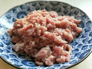 4、香菇辣酱,再切丁，尽量切小一点。