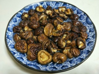 5、香菇辣酱,干香菇冷水泡4小时以上，也可以呀泡一夜。(选用鲜香菇也可以)我的是朋友送来的一大包干香菇。