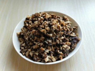 6、香菇辣酱,泡好的香菇洗干净，切丁。