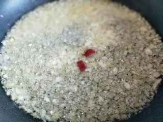 9、香菇辣酱,加入切好的姜蒜，辣椒，超出香味。