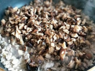 11、香菇辣酱,再加入切好的香菇。