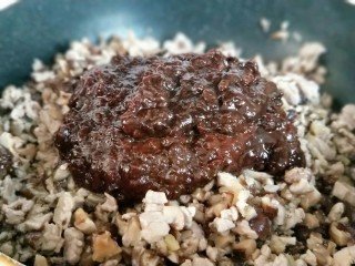 12、香菇辣酱,加入豆瓣酱。