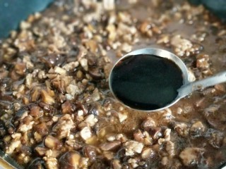 13、香菇辣酱,加入生抽。