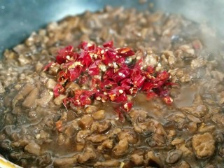 14、香菇辣酱,加入盐。辣椒(根据个人口味加入盐，不加也可以，因为豆瓣酱和生抽都含盐)