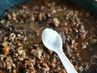 15、香菇辣酱,加入白砂糖，加入少量清水，烧开后转小火熬25分钟。中途翻炒一下，避免糊锅。