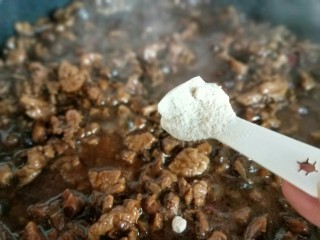 16、香菇辣酱,约25分钟样子香菇肉酱基本好了，关火，借助余温加入鸡粉翻炒均匀，