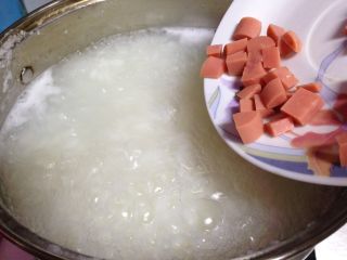 3、快手皮蛋粥,加入火腿粒