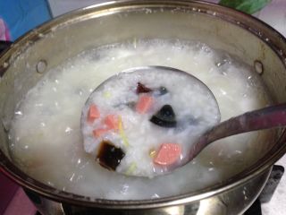 4、快手皮蛋粥,最后调入盐即可