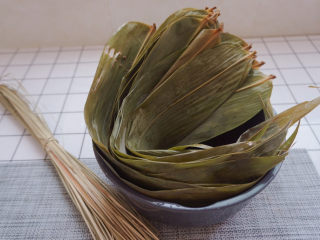 1、水晶粽子,最重要的是先准备粽叶和绑绳啦（菜市场买的）