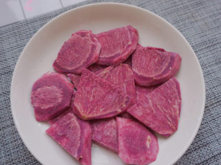 2、水晶粽子,将紫薯切成片